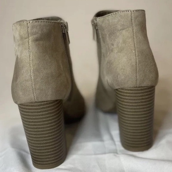 APT 9 Clocktan Peep Toe Chunky Heel Women's Ankle Booties Size 8 Side Zip Taupe - Picture 7 of 9